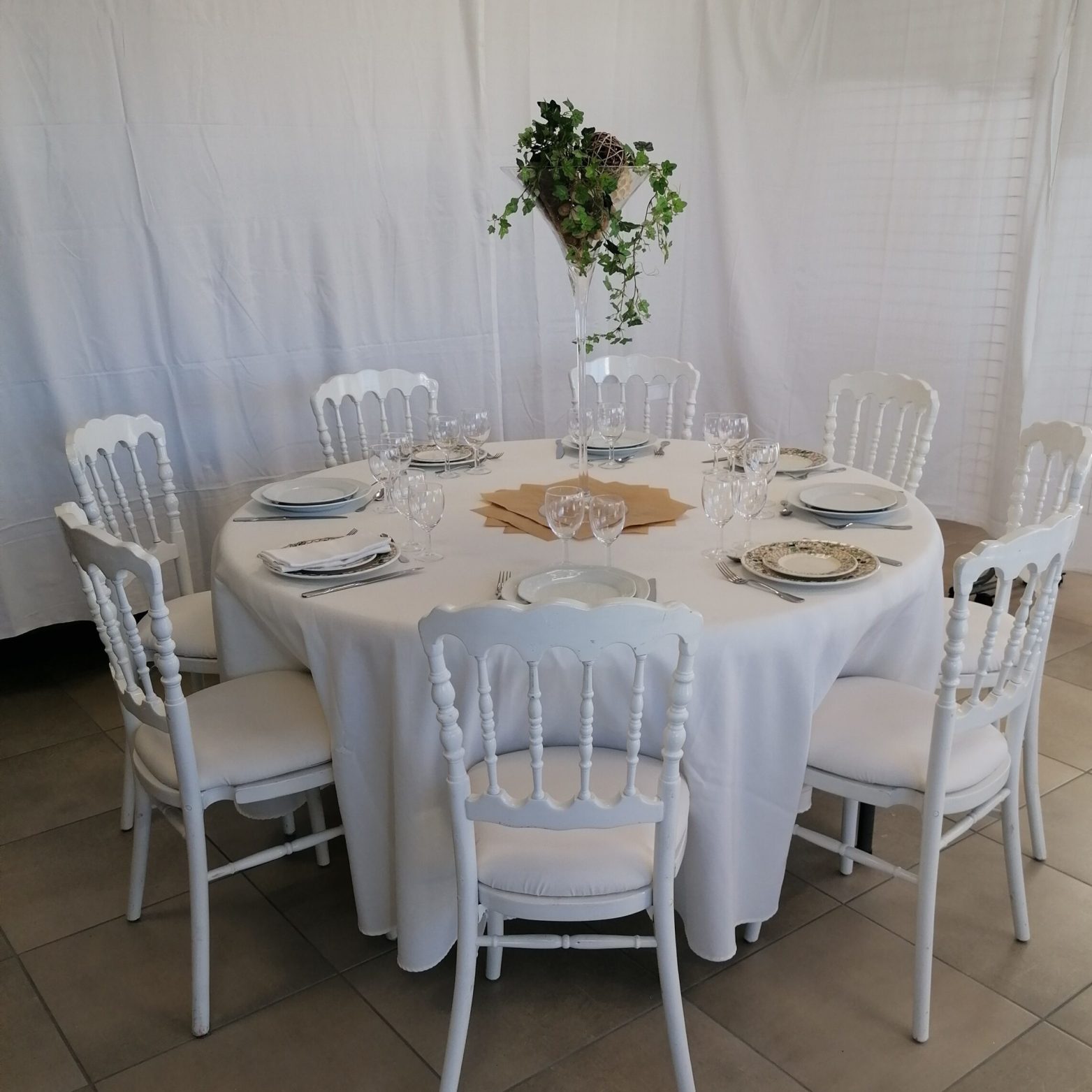 chaise-Napoleon-assise-blanche-table-ronde-153-scaled